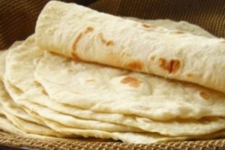 پخت و توزیع نان صلواتی در نانوایی سطح شهر سرپلذهاب