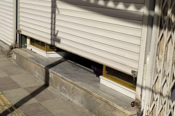 مغازه های نیمه باز زنگ در سرپلذهاب خطری برای سلامتی مردم / کرونا میهمان ناخوانده قانون شکنان شده است