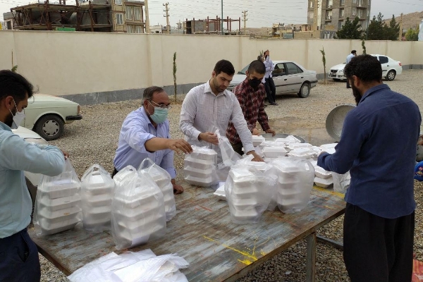توزیع غذای گرم در سرپل ذهاب / نیازمندان شهرستان مهمان سفره کریمانه کریم اهل بیت (ع)افطار شدند