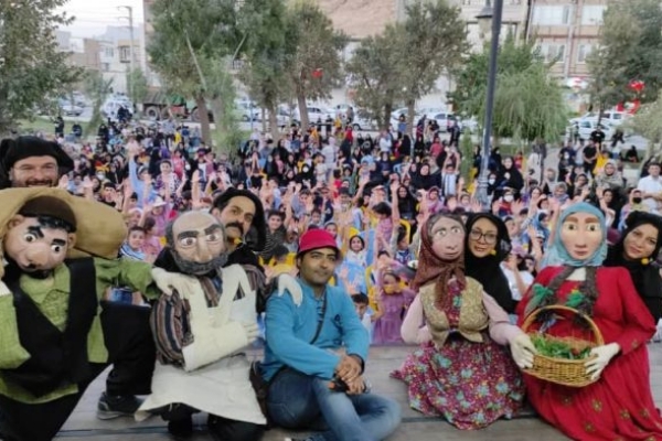 برنامه نمایش تماشا خانه سیار با اجرای برنانه های متنوع و استقبال کودکان و نوجوانان مهمان سرپلذهاب شد