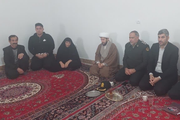 دیدار فرمانده انتظامی سرپل ذهاب با خانواده های شهدا و جانبازان این شهرستان به مناسبت دهه فجر