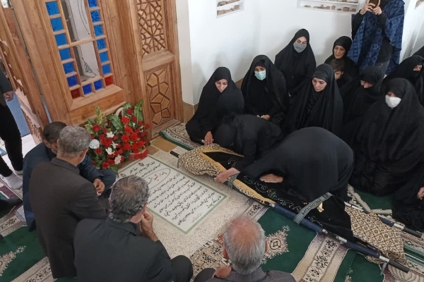 پخش کلیپ:تشییع مادر شهید امینی بر دستان مردم قدر شناس سرپل‌ذهاب