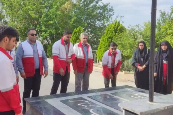 غبارروبی مزار شهدا گمنام در سرپل ذهاب به مناسبت بزرگداشت هفته هلال احمر