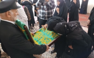 خادمان حرم رضوی با خانواده شهیدان آرایشی در سرپل ذهاب دیدار کردند