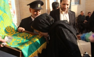 برگزاری مراسم استقبال از خدام رضوی و پرچم متبرک حرم رضوی در سرپل‌ذهاب