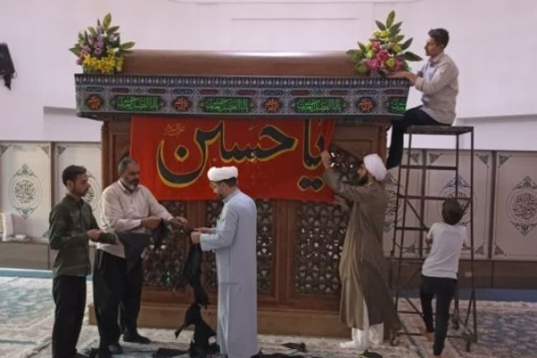 مردم سرپل ذهاب مهیای اقامه عزای سالار شهیدان شدند/ از سیاه پوش کردن مساجد و کوچه ها تا جانمایی موکب ها و آمادگی عزاداری در هیئت ها