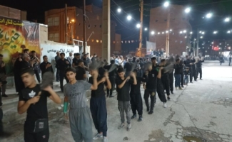 طنین نوای یا ابالفضل العباس(ع) در شب تاسوعای حسینی در هیأت عزاداری سرپل‌ذهاب/ سینه زنی و عزاداری جوانان هیئتی در شب منتسب به قمر بنی هاشم