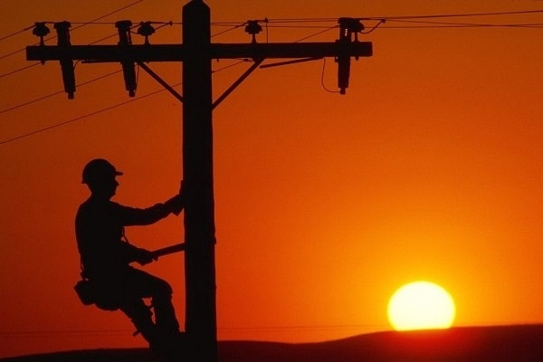تبدیل یکصد کیلومتر شبکه مسی شهری و روستایی به کابل خودنگهدار در شهرستان سرپل‌ذهاب با اعتباری بالغ بر ۴۵ میلیارد تومان