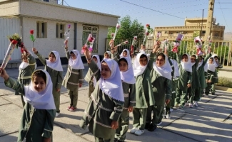 زنگ شکوفه‌ها ویژه کلاس اولی‌ها در شهرستان سرپل ذهاب به صدا درآمد