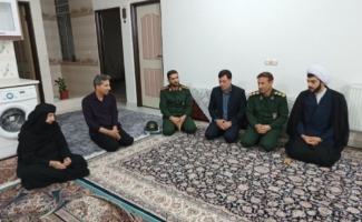 دیدار مسئولین سرپلذهاب با خانواده معظم شهدا به مناسبت گرامیداشت هفته دفاع مقدس