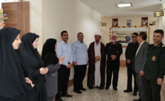 برپایی نمایشگاه عکس و تجهیزات رزمندگان دفاع مقدس در دبستان ۱۷ شهریور این شهرستان