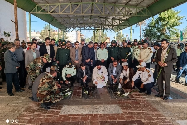 آیین غبار روبی و عطرفشانی مزار مطهر شهدا شهرستان سرپل‌ذهاب به مناسبت هفته گرامیداشت ناجا