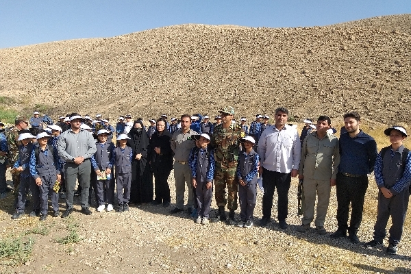 بازدید دانش آموزان مدرسه ابتدایی ادب در سرپلذهاب از پناهگاه حیات وحش قراویز