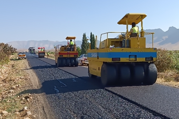احداث و روکش آسفالت بیش از ۱۰۰ کیلومتر از راه های فرعی و اصلی شهرستان