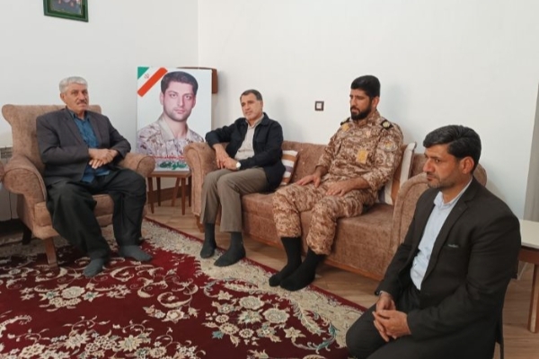 مسئولان سرپل ذهاب با خانواده شهید والامقام تکاور سامان پادام دیدار کردند