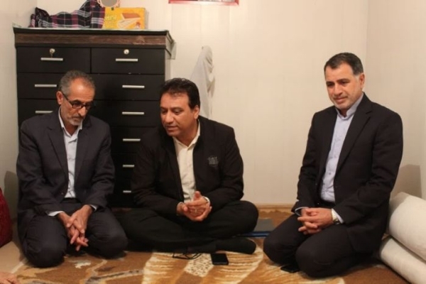 مسئولان سرپل ذهاب از خانواده ۳ شهید شهرستان تجلیل و قدردانی بعمل آوردند