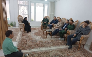 مسئولان سرپل ذهاب و قرارگاه نجف اشرف نیروی زمینی سپاه از خانواده ۵ شهید شهرستان تجلیل و قدردانی بعمل آوردند