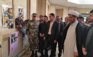 نمایشگاه عکس و پوستر به مناسبت گرامیداشت نهم دی ماه در حرم مطهر احمد بن اسحاق(ره) شهرستان سرپل ذهاب برگزار شد