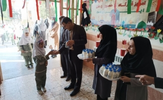 توزیع شیر رایگان در بین دانش آموزان مقطع ابتدایی شهر و روستاهای سرپل ذهاب