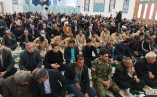 صفوف به هم پیوسته و دشمن شکن مردم سرپلذهاب در مصلای نماز جمعه مصلی حرم مطهر احمد ابن اسحاق (‌ره)