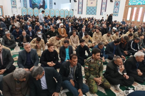 صفوف به هم پیوسته و دشمن شکن مردم سرپلذهاب در مصلای نماز جمعه مصلی حرم مطهر احمد ابن اسحاق (‌ره)