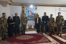 دیدار مسئولین سرپل‌ذهاب با خانواده شهید عرفان اسدی/ ادای احترام فرمانده تیپ ۷۱ ارتش به مادر شهید