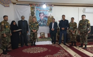 دیدار مسئولین سرپل‌ذهاب با خانواده شهید عرفان اسدی/ ادای احترام فرمانده تیپ ۷۱ ارتش به مادر شهید