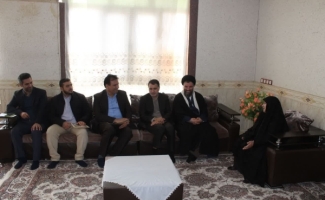 امام‌جمعه و فرماندار سرپل‌ذهاب از ۲ خانواده‌ی‌شهیدسرپل‌ذهابی تقدیرکردند