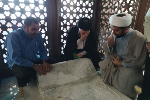 غبارروبی مرقد مطهر حضرت احمدابن اسحاق (ره) همزمان با دهه‌کرامت و روز تحلیل از بقاع متبرکه