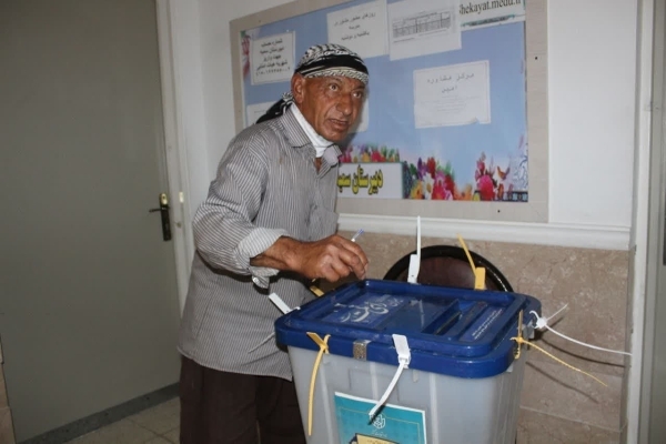 تجلی حضور و بصیرت مردمی در سرپل‌ذهاب / حضور مردم انقلابی سرپل‌ذهاب در پای صندوق‌های اخذ رأی