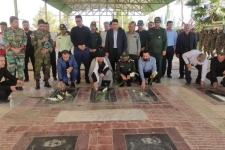 آیین غبارروبی و عطرافشانی مزار شهدای احمدابن اسحاق (ره) سرپل ذهاب بمناسبت گرامیداشت سالروز عملیات غرورآفرین مرصاد