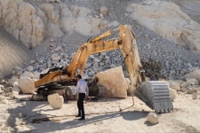 مرگ جوانی ۳۵ ساله از سقوط بیل مکانیکی در معدن شن و ماسه قلعه‌شاهین سرپل‌ذهاب