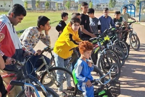 برگزاری همایش دوچرخه سواری به مناسبت گرامیداشت هفته بسیج در سرپل‌ذهاب
