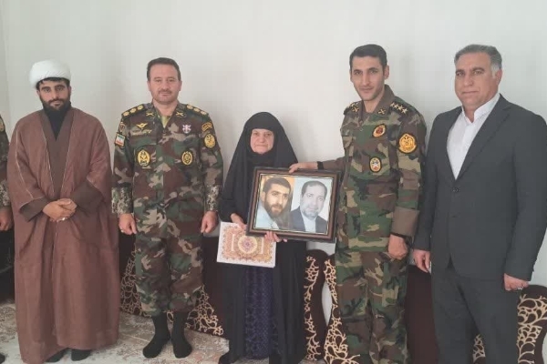 دیدار و تجلیل فرمانده تیپ ۷۱ نزاجا از خانواده‌های معظم شهدای شهرستان