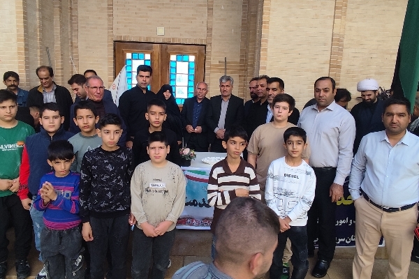 برپایی میز خدمت ادارات شهرستان سرپل‌ذهاب در حاشیه نماز جمعه به مناسبت هفته بسیج 