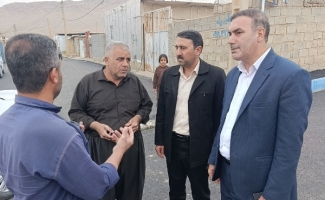 میرحسن رحیمی، فرماندار سرپل‌ذهاب، با تأکید بر کیفیت اجرای پروژه‌های عمرانی، از روند قیرپاشی و آسفالت ۱۱ روستای بخش دشت ذهاب بازدید کرد