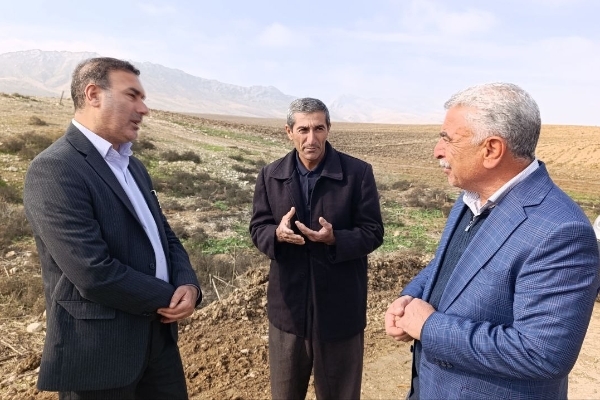 بازدید فرماندار سرپل‌ذهاب از پروژه آسفالت روستای برخ و باران