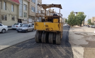 تلاش کارگران برای بهسازی کوچه‌ها و خیابان‌های سرپل ذهاب
