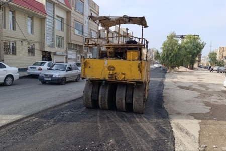 تلاش کارگران برای بهسازی کوچه‌ها و خیابان‌های سرپل ذهاب