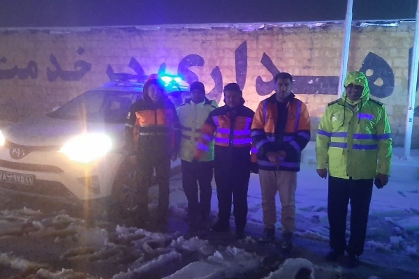 فرمانده پلیس راه سرپل ذهاب : تردد در محور سرپل ذهاب به دالاهو روان است/ رانندگانی که زنجیر چرخ بهمراه نداشته باشند اعمال قانون خواهند شد.