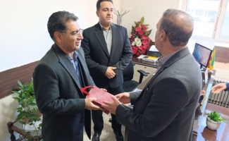 تجلیل فرماندار سرپل‌ذهاب از پرسنل فرمانداری به مناسبت ولادت حضرت علی (ع)