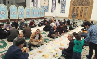اقامه نماز جماعت مغرب و عشا در ششمین روز ماه مبارک رمضان
