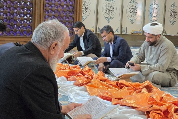طنین صوت دلنشین قاریان قرآن در جوار حرم احمد بن اسحاق سرپل‌ذهاب / مراسم جزءخوانی قرآن کریم به جزء هفتم رسید