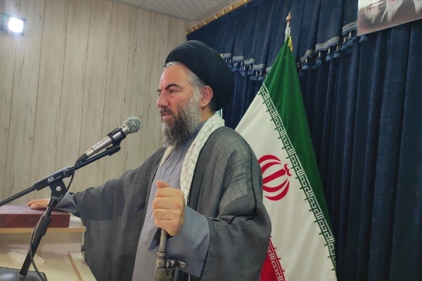 امام جمعه سرپل‌ذهاب: معلم و کارگر ستون‌های پیشرفت کشور/ امنیت پایدار در گرو ایمان و اقتدار ملی است