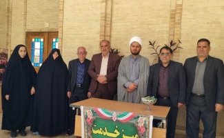 برپایی میز خدمت در حاشیه نماز جمعه سرپل‌ذهاب به مناسبت هفته معلم و هفته عقیدتی سیاسی