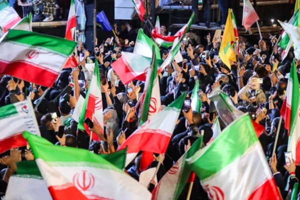 نظرسنجی جدید: شرکت بیش از نیمی از ایرانی‌ها در تجمعات شبانه