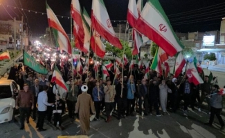 پرچم برافراشته ایران در کاروان خودرویی سرپل‌ذهاب