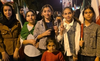 «ایستاده به عشق؛ حماسه‌آفرینی کودکان و نوجوانان در شب شصت‌وچهارم»