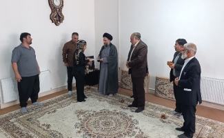 امام جمعه و فرماندار سرپل‌ذهاب با خانواده شهید «رضا فلاحی» دیدار کردند