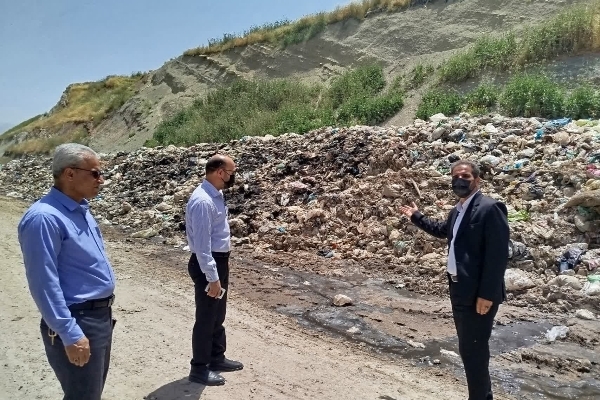 بازدید مشترک شبکه بهداشت و شهرداری سرپل‌ذهاب از محل دپوی زباله روستای فتحی‌افشار
